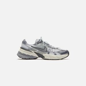 Nike WMNS V2K Run - Pure Platinum / Metallic Cool Grey Women’s Size 6